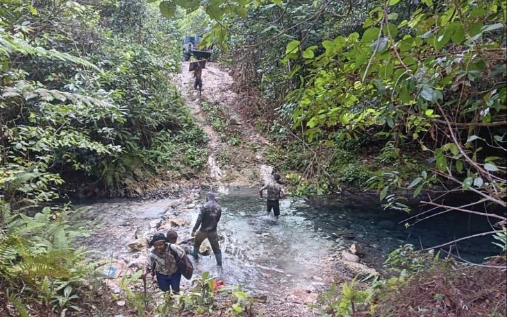 Semngat gotong royong trabas medan terjal Kampung Sesor
