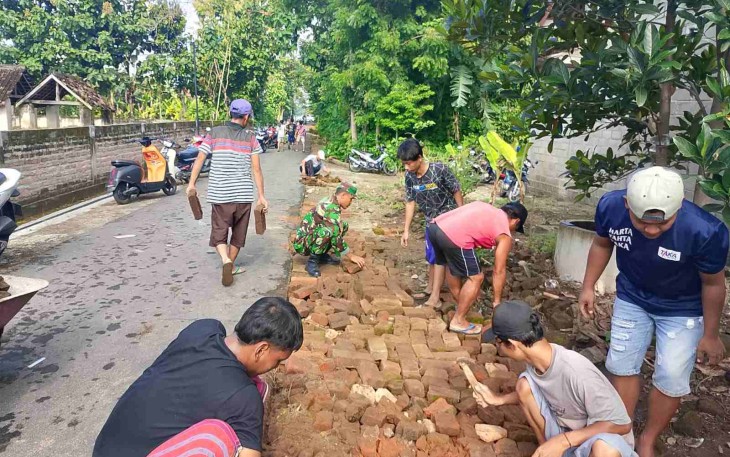 Bersihkan lingkungan wilayah desa binaan