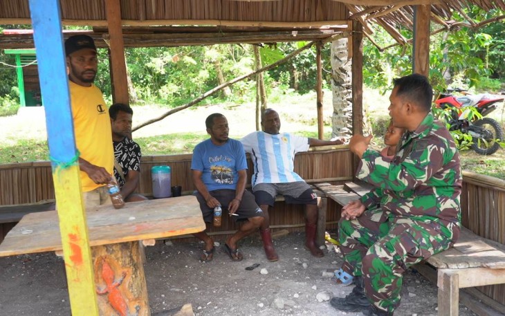 Keakraban bersama warga Kampung Sesor