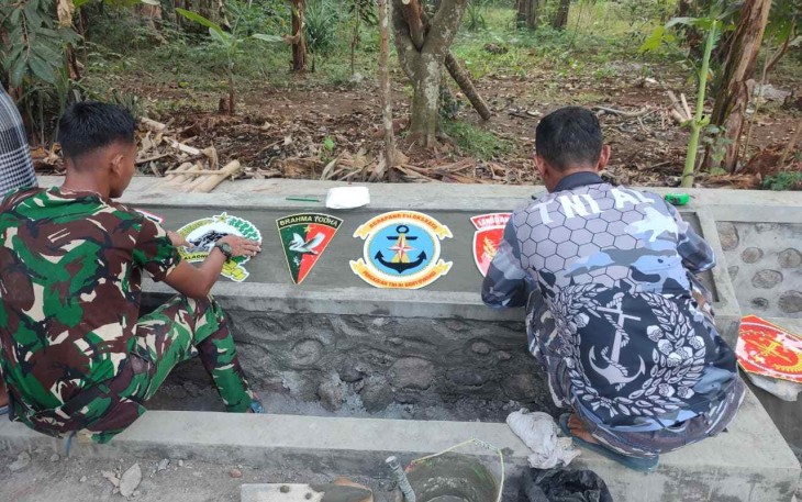 Pemasangan prasasti satuan 