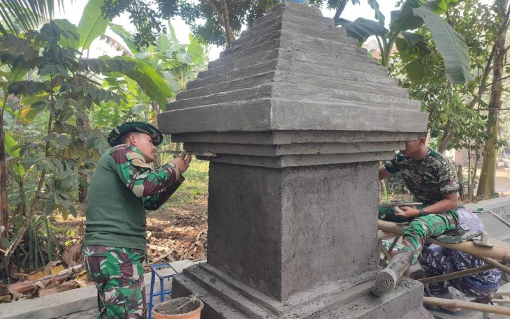 Tahap finishing tugu prasasti TMMD