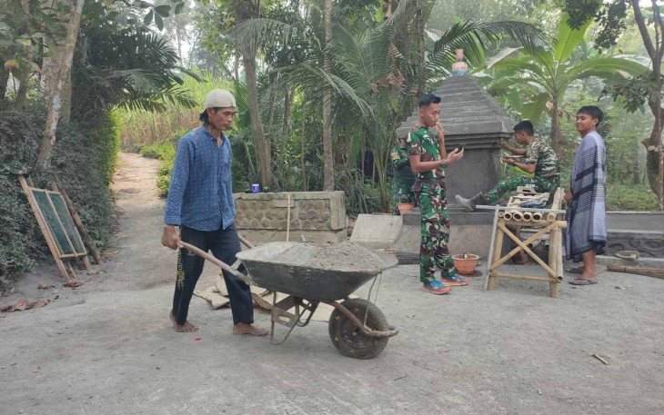 Pak Buasin timbun halaman RTLH Ibu Ety agar lebih rapi