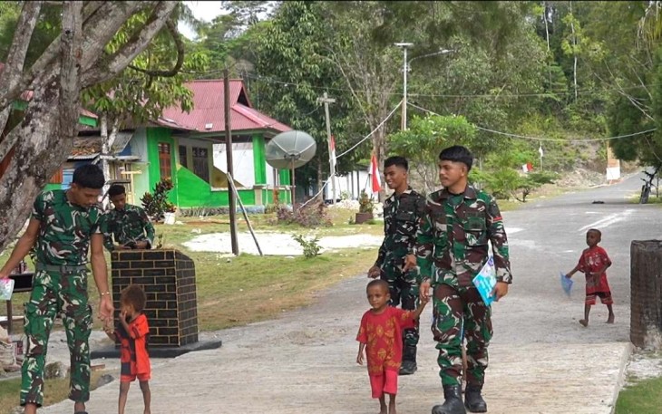Senyum kegembiraan anak-anak Kampung Sesor