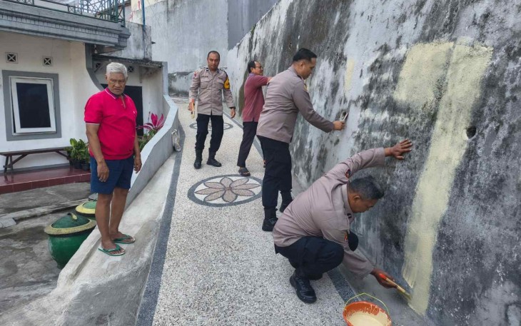 Aksi pengecetan tembok gang pemukiman