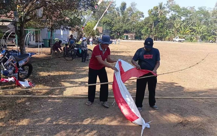 Pemasangan umbul-umbul penutupan TMMD