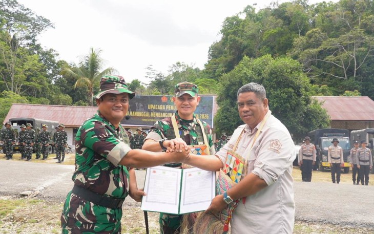 Danrem 181/PVT Brigjen TNI Slamet Riadi, S.I.P., menutup TMMD ke-129 Kodim 1807/Sorsel di Kampung Sesor, Kamis (13/8)