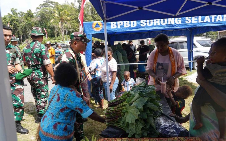 Danrem 181/PVT Brigjen TNI Slamet Riadi, S.I.P., meninjau stand UMKM mama-mama Kampung Sesor, Kamis (13/8)
