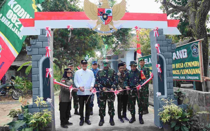 Pemotongan pita peresmian rabat jalan beton