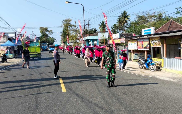Babinsa Koramil 0801/11 Donorojo Kawal Jalan Sehat Murid Paud