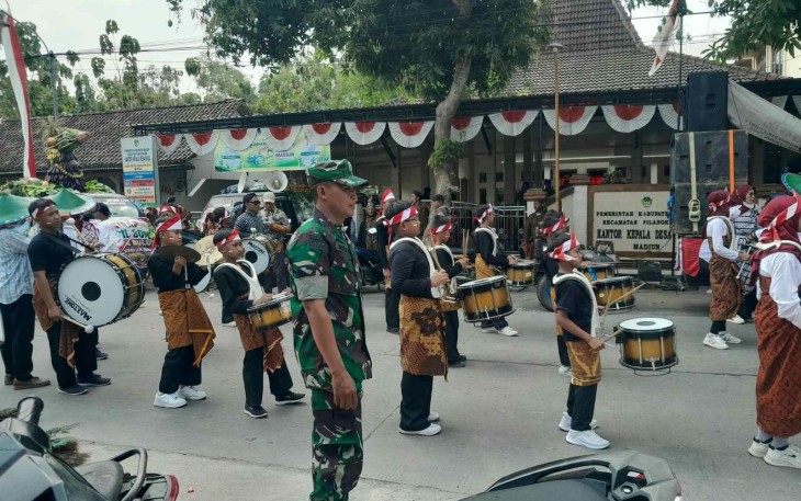 Kirab budaya dan hasil bumi