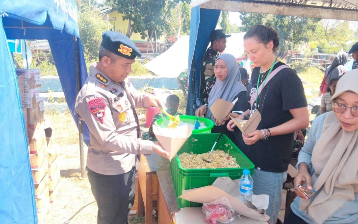 Pelayanan makanan bagi korban gempa NTT