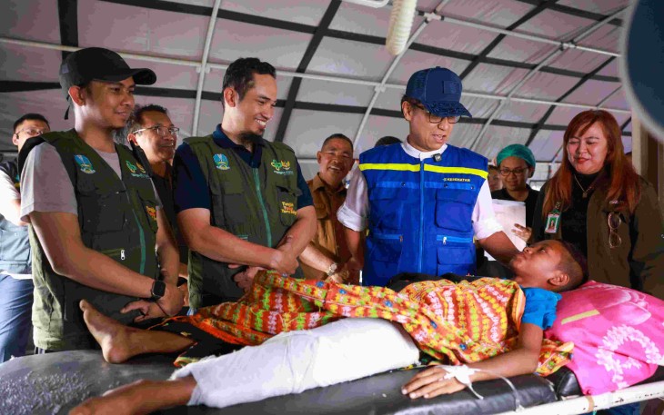 Menkes Budi Gunadi Sadikin menjenguk pasien korban gempa di RS Lapangan Ruteng, Selasa (18/8) 