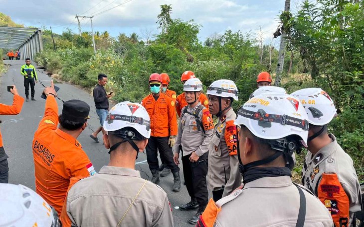 Operasi kemanuasian Brimob di lokasi gempa NTT