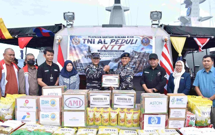KRI Bawal-875 membawa bahan kontak untuk korban teedampak gempa NTT