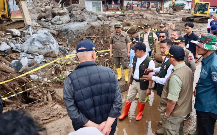 Kepala BNPB Letjen TNI Dr. Suharyanto, S.Sos, M.M dampingi Menko PMK Pratikno meninjau Lokasi kejadian galodo di Arosuka, Kabupaten Solok, Sumatera Barat, Kamis (24/9).
