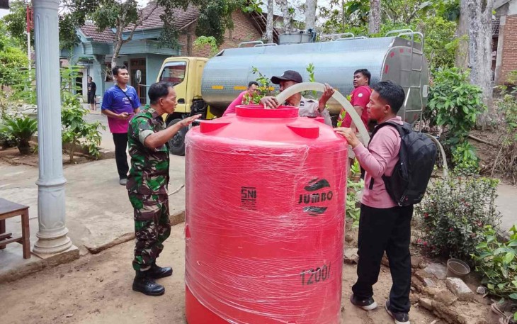 Penyaluran air bersih untuk warga