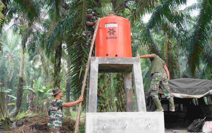 Satgas TMMD pasang tandon air di Dusun Kandang Motor