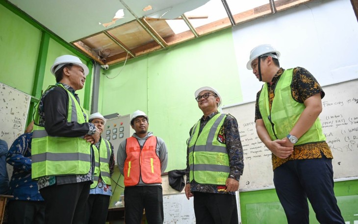 Mendikdasmen Abdul Mu’ti meninjau pelaksanaan Program Revitalisasi Satuan Pendidikan di SD Negeri 39 Sungai Raya, Kabupaten Kubu Raya, Kalimantan Barat, Sabtu (17/10/2026)