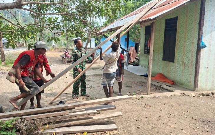 Perbaiki rumah warga Kampung Yamboi, Selasa (20/10)
