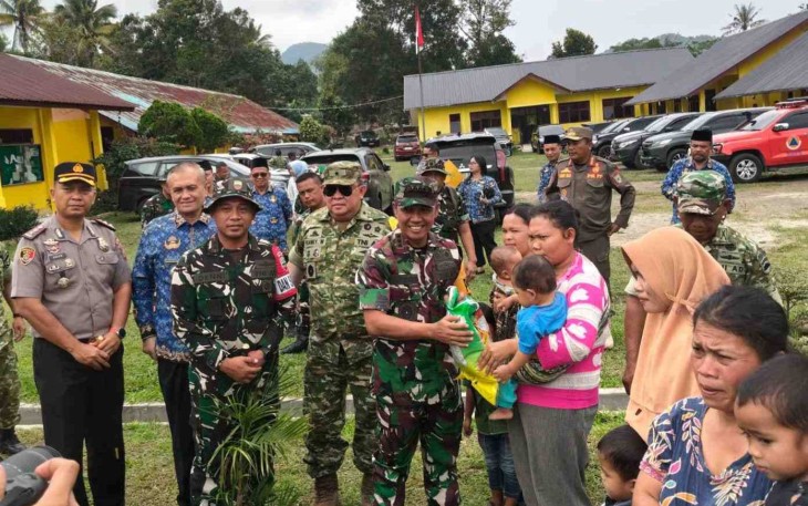 Danrem 023/KS Kolonel Inf Iwan Budiarso memberikan bantuan untuk warga di lokasi TMMD ke-130 Kodim 0206/Dairi, Selasa (22/10)