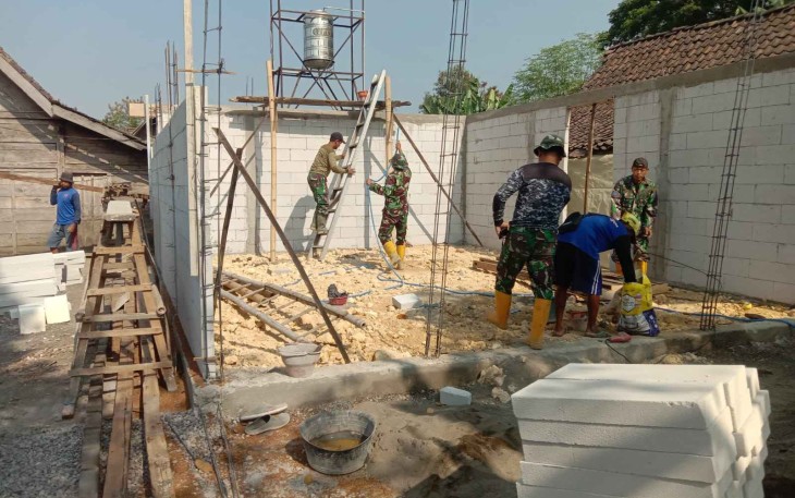 Pemasangan bata ringan RTLH bu Kasiyem