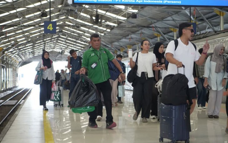 Ratusan Porter Hadir di Angkutan Lebaran 2026 Berikan Kenyamanan di Daop 2 Bandung