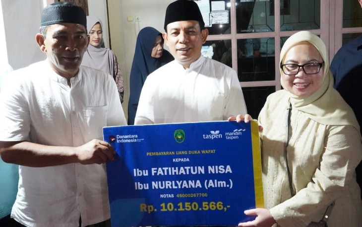 Wali Kota Bengkulu Dedy Wahyudi Saat Menghadiri hadir langsung di kediaman almarhumah Ibu Hj. Nurliyana binti Ramli Sukhti di Jalan Rinjani 7, Kelurahan Jembatan Kecil /Foto : MC 