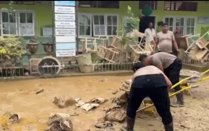 Polri Dampingi Pemulihan SDN 1 Tualang Cut Pasca banjir