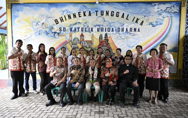 Menteri Pendidikan Dasar dan Menengah (Wamendikdasmen), Fajar Riza Ul Haq, meninjau program digitalisasi pembelajaran melalui pemanfaatan bantuan Interactive Flat Panel (IFP) di SD Katolik Krida Dharma, Kabupaten Blora, Jawa Tengah, Sabtu (3/1) 