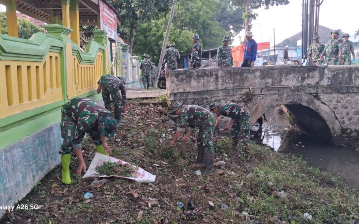 TNI-Polri dan Masyarakat Serta  Beberbagai Komunitas di Ponorogo Adakan Pembersihan Lingkungan