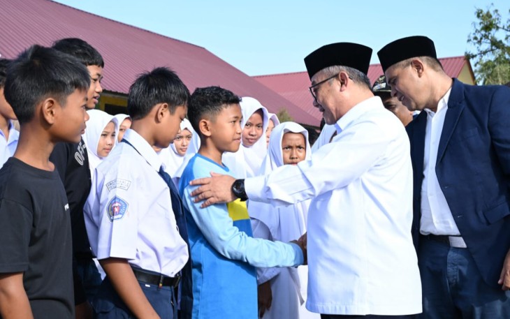 Menteri Pendidikan Dasar dan Menengah (Mendikdasmen), Abdul Mu'ti, pembelajaran hari pertama semester genap tahun pelajaran 2025/2026 dilakukan dengan melaksanakan upacara bendera di SMAN 4 Kejuruan Muda, Kabupaten Aceh Tamiang, Provinsi Aceh, Senin (5/1) 