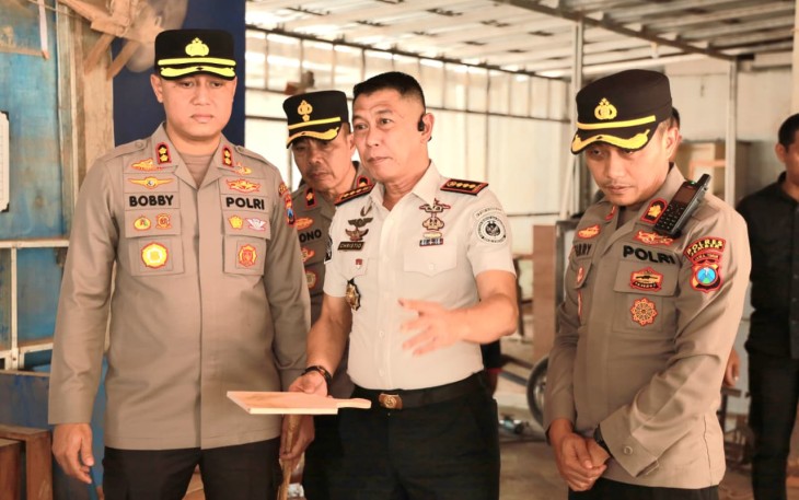 Kapolres Jember AKBP Bobby Adimas Condroputra bersama Kalapas Jember, Selasa (13/1)