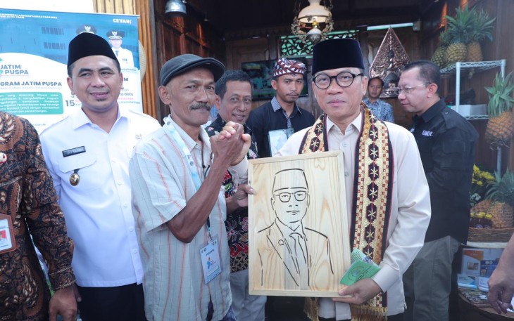 Mendes PDT Yandri Susanto menerima hasil karya pelukis di Boyolali, Rabu (14/1)