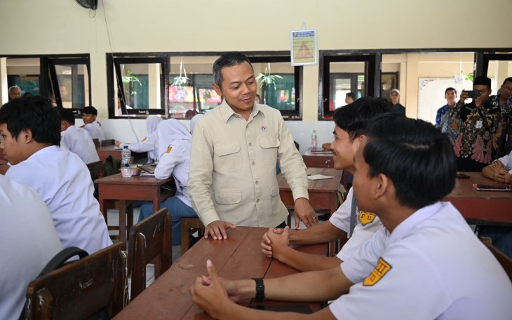 Wamendikdasmen Fajar Riza Ul Haq berdialog dengan siswa di Sukoharjo, Jawa Tengah, Kamis (15/1)