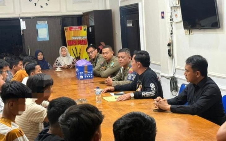 Kasatreskrim Polres Ponorogo AKP Imam Mujali memberikan keterangan mengamankan komplotan peminta sumbangan 