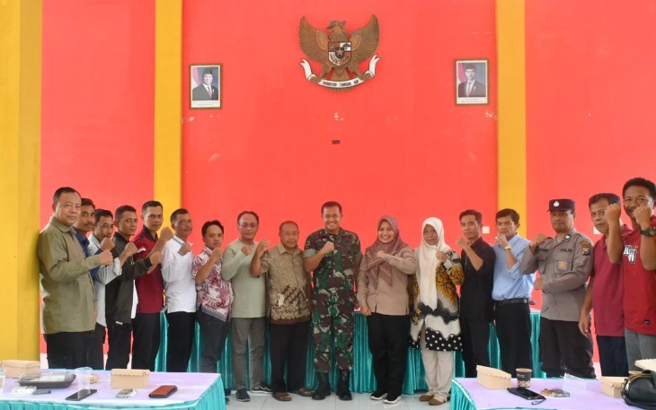 Dandim 0802/Ponorogo Letkol Arh Farauk Saputra foto bersama komponen masyarakat 