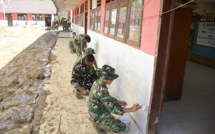 Satgas Gulbencal Korem 023/KS bersihkan sekolah 