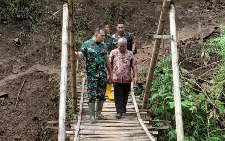 Dandim 0801/Pacitan Letkol Arh Imam Musahirul bersama Kades Pagutan saat meninjau lokasi pembangunan jembatan gantung perintis Garuda, Kamis (22/1)