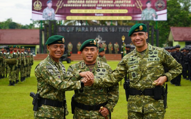 Pangdivif 2 Kostrad Mayjen TNI Primadi Saiful Sulun foto bersama usai sertijab Danbrigif 18/Trisula, Kamis (22/1)