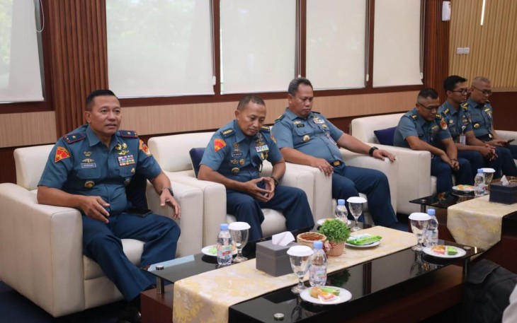 Wadan Kodaeral V Brigjen TNI Mar Suwandi (kiri) saat menerima kunjungan kerja Tim Wasrik BPK RI, di Surabaya, Senin (2/2)