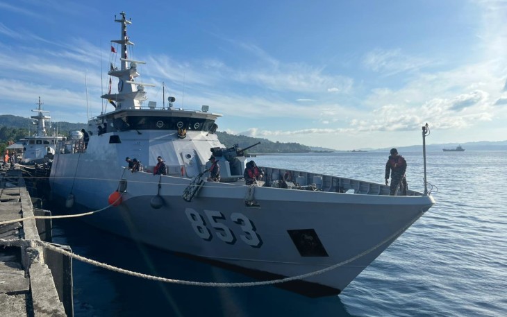 KRI Tatihu-853 saat sandar di Dermaga Ksatriaan Tawiri 