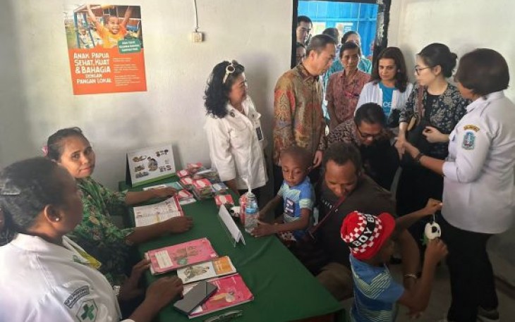 Caption : Perwakilan UNICEF Indonesia Maniza Zaman saat meninjau program yang dijalankan Badan Gizi Nasional (BGN) dalam rangka meningkatkan status gizi dan kesehatan masyarakat, khususnya anak sekolah, balita, dan ibu hamil/menyusui di Jayapura, Papua, Rabu (4/2/2026)