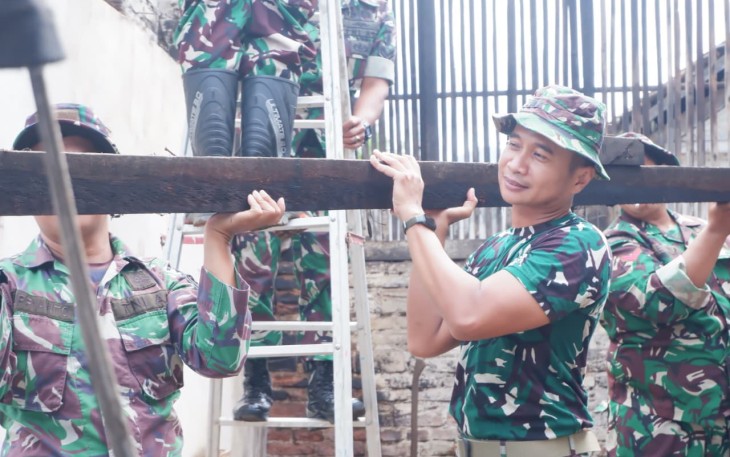Bersihkan puing bangunan pasca gempa bumi 