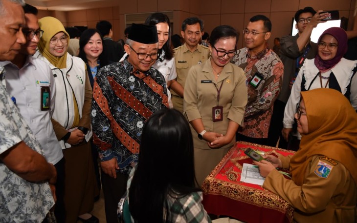 Mendikdasmen Abdul Mu'ti saat meninjau pelaksanaan CKG di sekolah, Selasa, (10/2)
