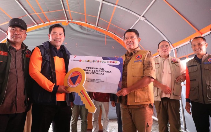 Kepala BNPB Letjen TNI Dr. Suharyanto S.Sos., M.M., (rompi cokelat) menyerahkan huntara Kampung Serempah, Kecamatan Ketol, Kabupaten Aceh Tengah, Provinsi Aceh, Sabtu (14/2)
