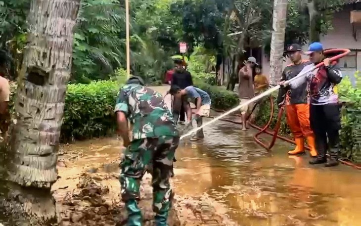 Bantu bersihkan lumpur pasca banjir