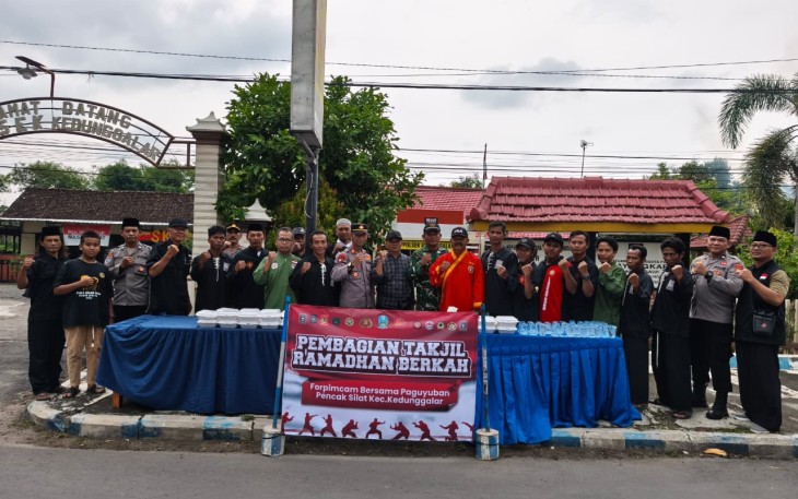 Pembagian takjil di wilayah desa binaan 