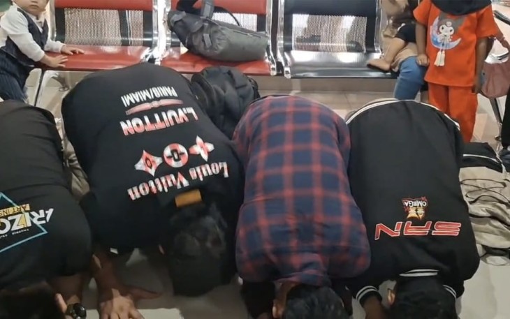 Empat Korban TPPO Sujud Syukur Saat Tiba di Bandara Fatmawati Soekarno /Foto : MC 