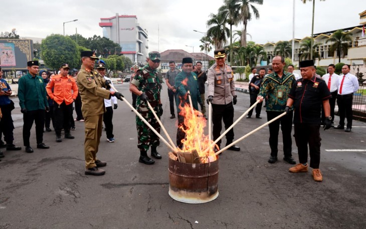 Pemusnahan miras di Polres Jember 