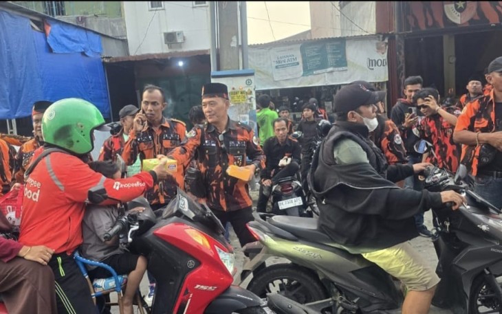 Berbagi takjil pengendara motor 